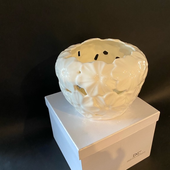 Ivory Porcelain Centerpiece Vase W/ Embossed Flower Décor Debora Carlucci - Picture 4 of 4